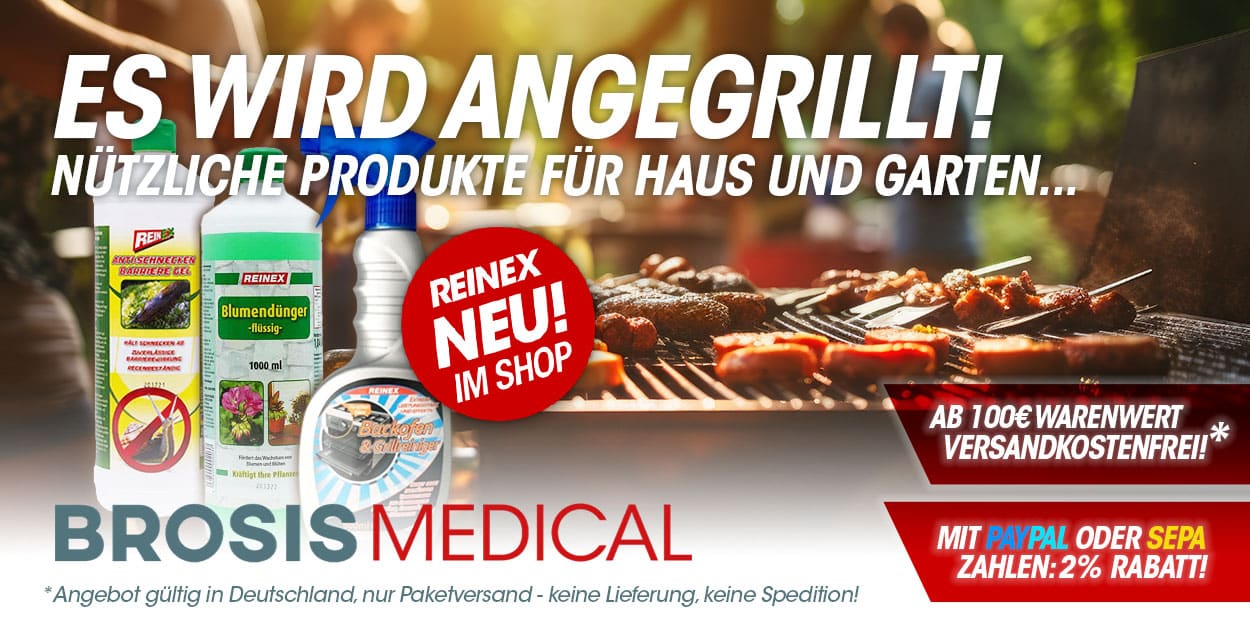 Ein Mann grillt auf einem Holzkohlegrill im Garten. Er trägt ein weißes Hemd und eine Jeans und hält eine Grillzange in der Hand. Auf dem Grill liegen Steaks, Würstchen und Gemüse. Im Hintergrund sieht man ein Haus und einen Baum.